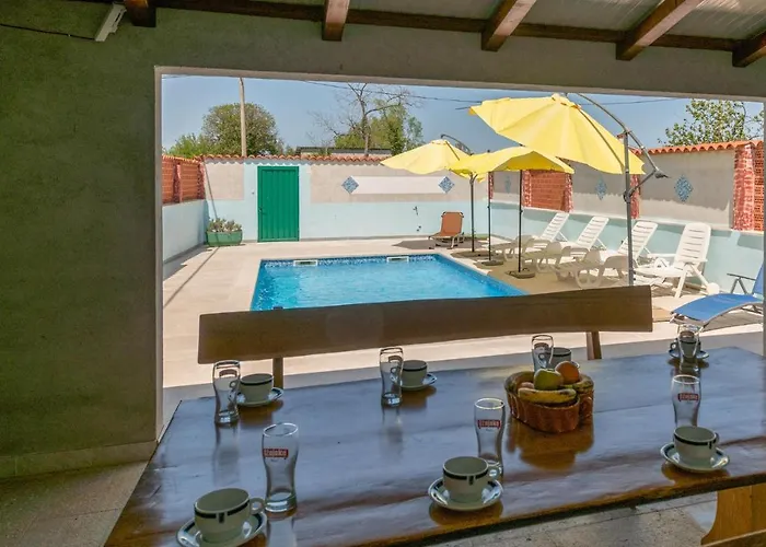 Three-Bedroom Holiday Home 0 In Zminj *