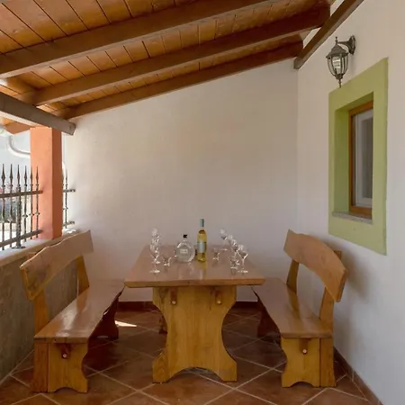 Three-Bedroom Holiday Home 0 In Zminj * Zminj