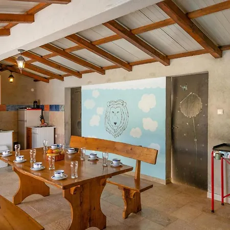 Three-Bedroom Holiday Home 0 In Zminj * Zminj