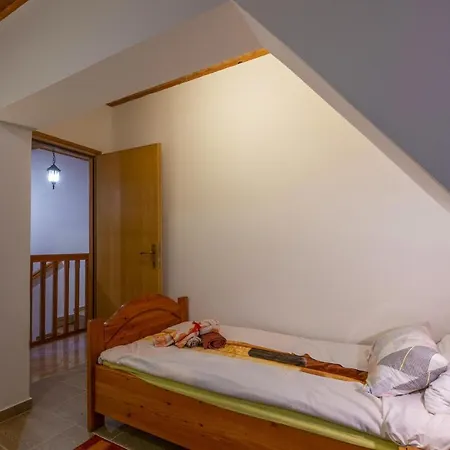 Three-Bedroom Holiday Home 0 In Zminj * Zminj